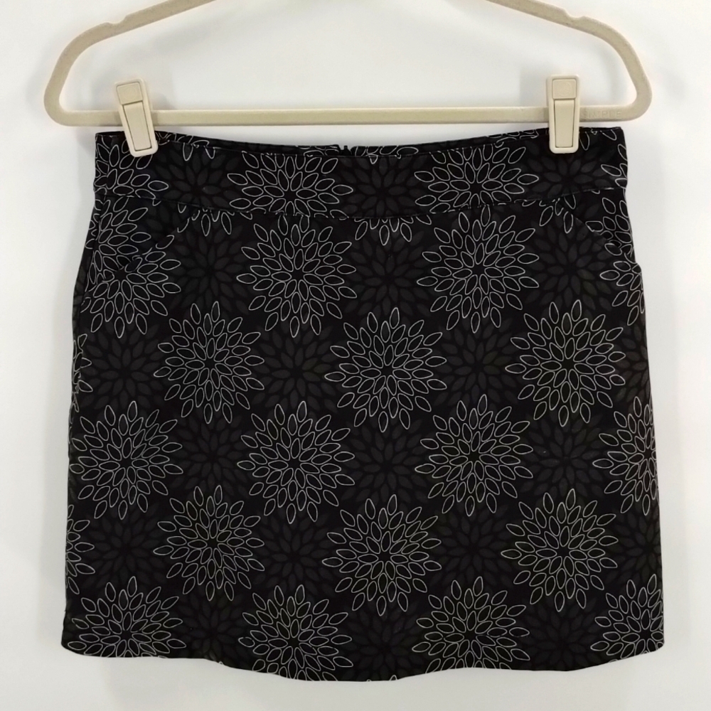 Pebble Beach Performance skort size 6 black gray white floral design pockets